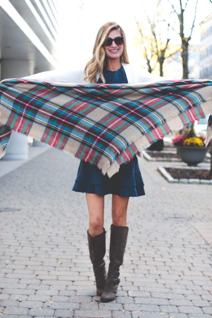 Step by Step: how to tie a blanket scarf for Fall on pinterestingplans