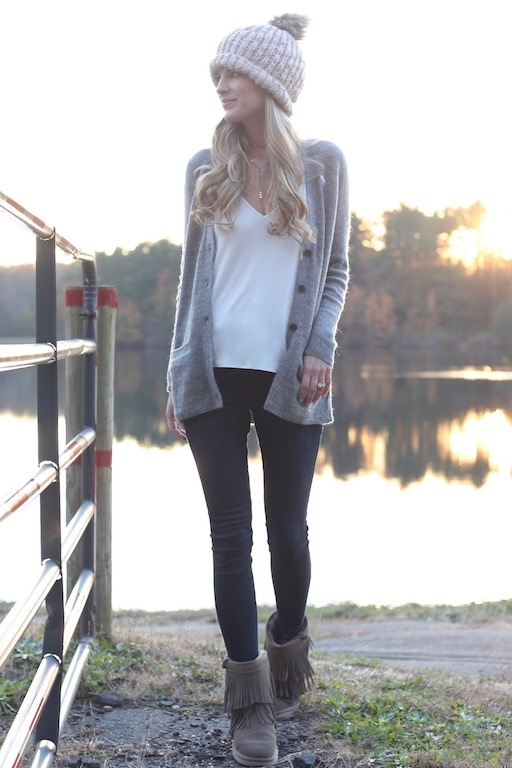 MUST SEE! casual holiday outfits for the family - mom in skinny jeans and sweater cardigan