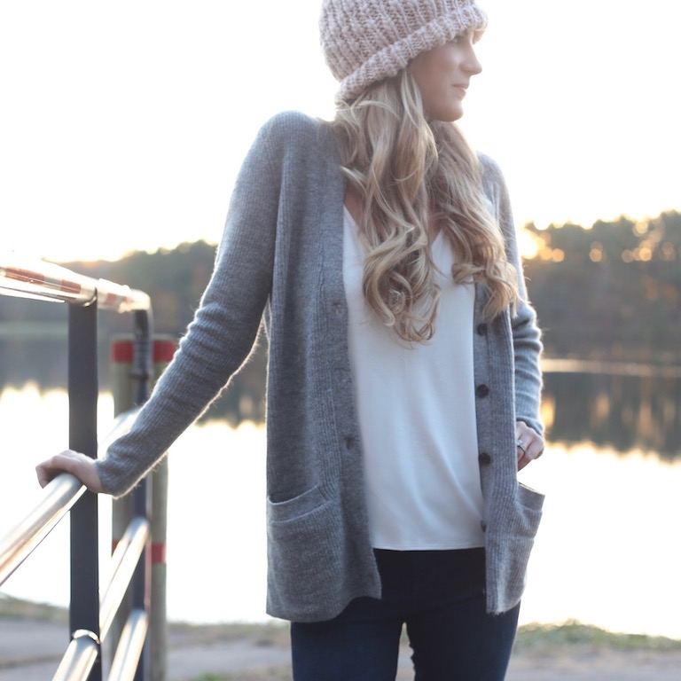 CHECK THIS OUT! casual holiday outfits for the family - mom in sweater cardigan and skinny jeans on pinterestingplans