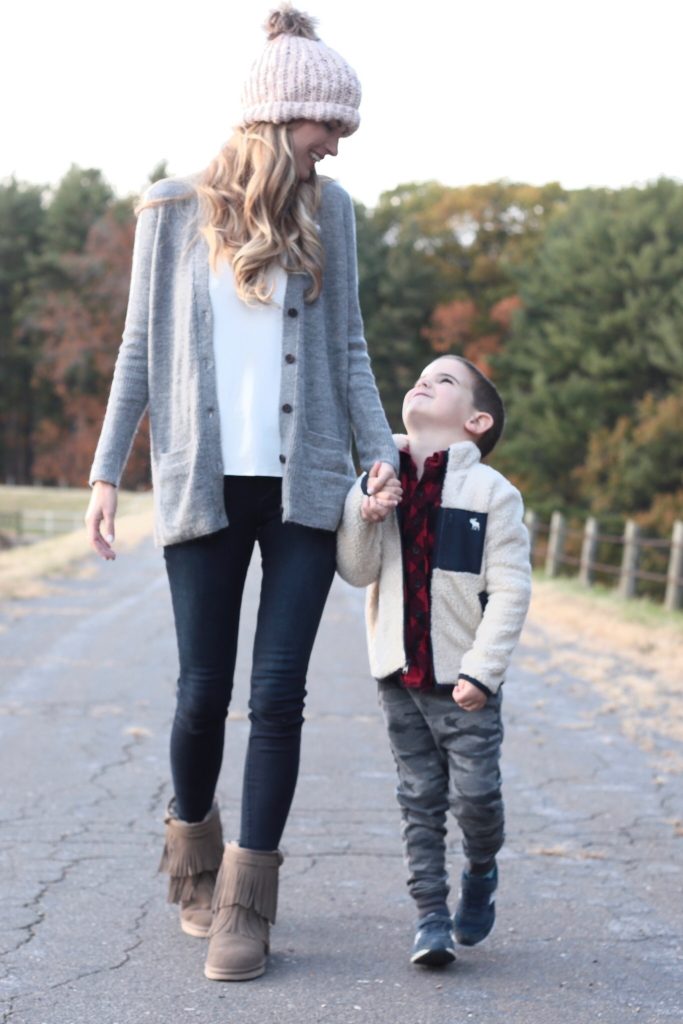 SAVE THIS!! casual holiday outfits for the family - mommy and me outfit ideas