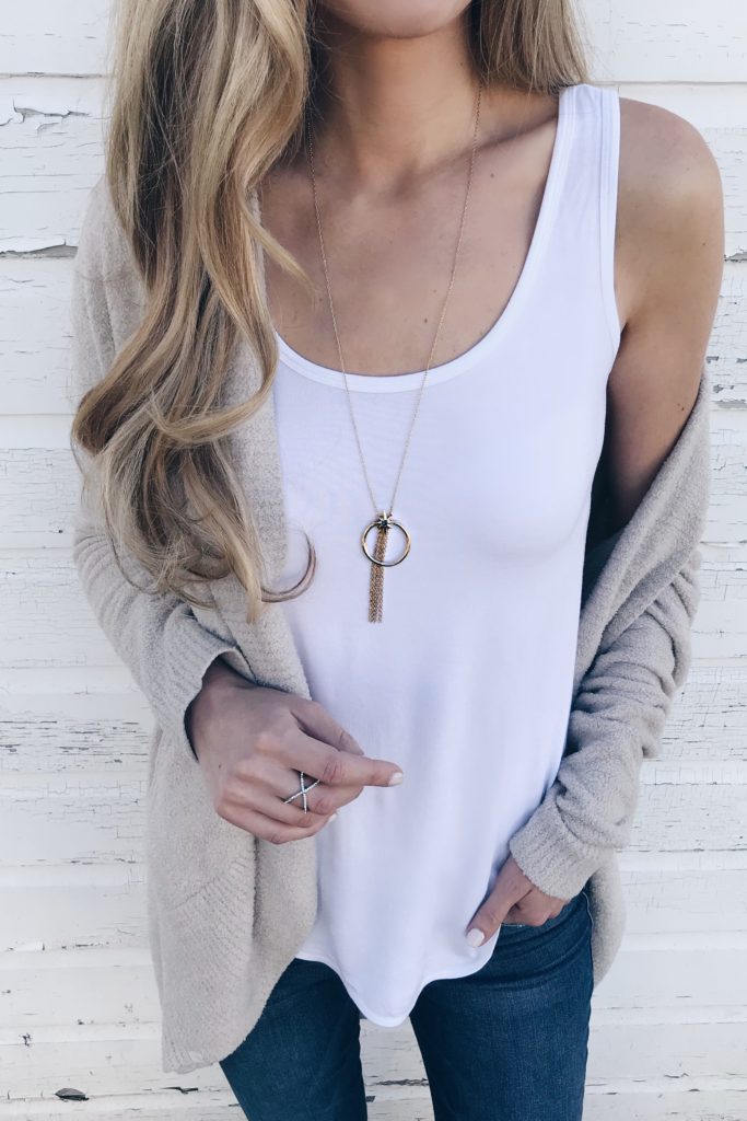 Spring jewelry trends to try with Rocksbox - long necklace with simple Spring outfit