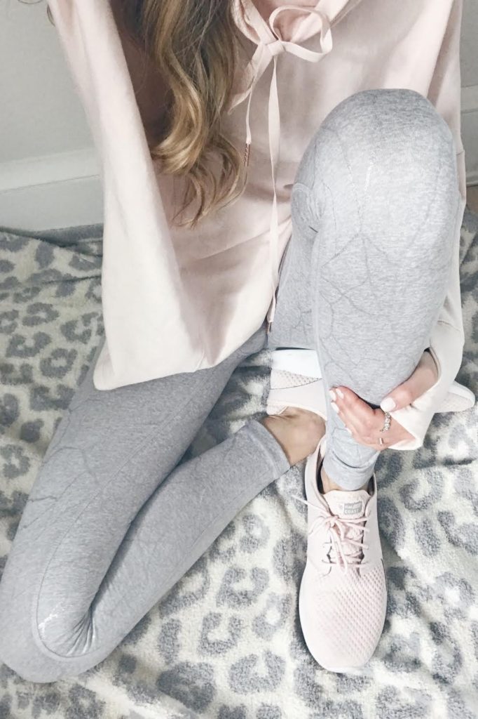 athleisure outfit with gray leggings and pink sneakers 