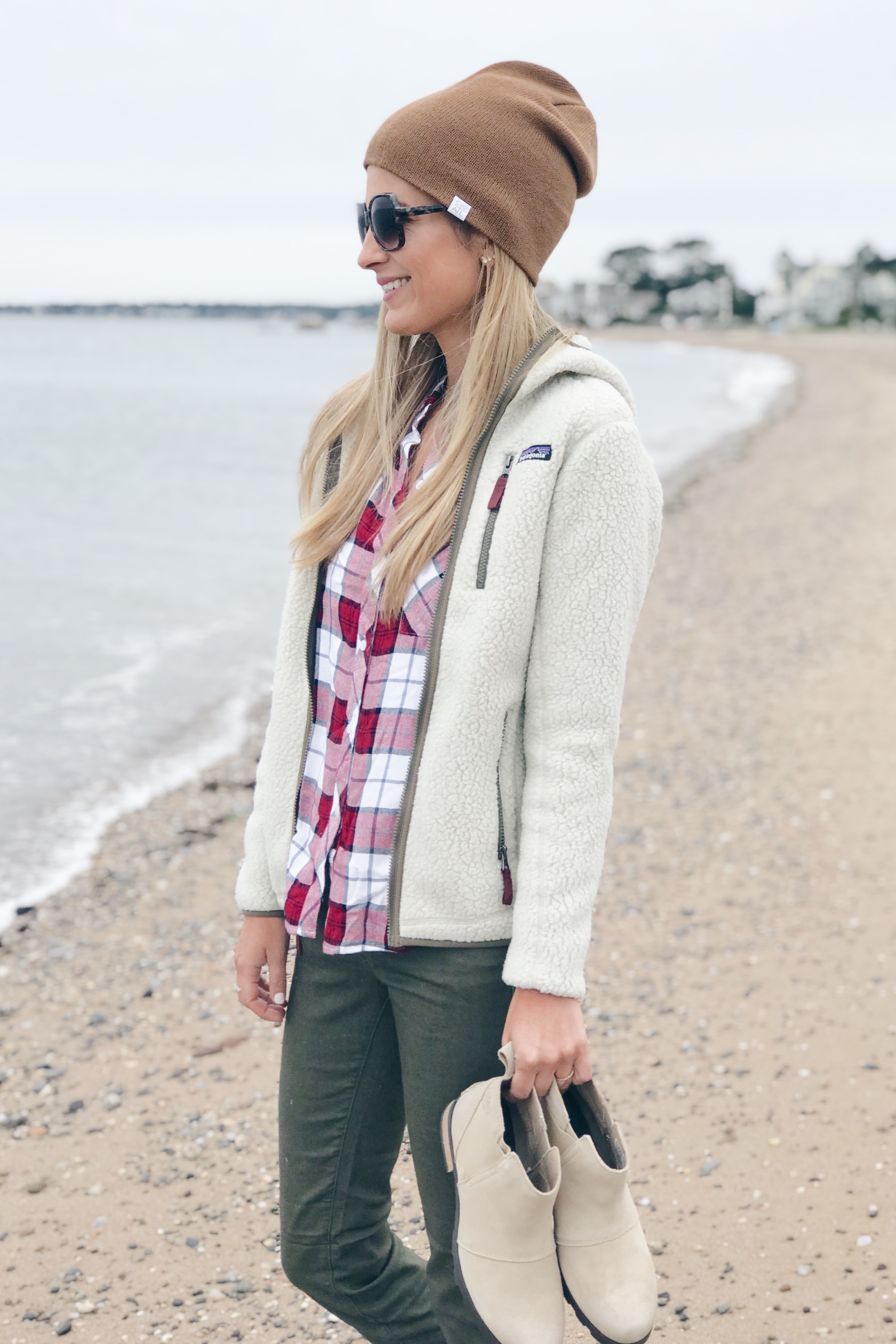Fall bucket list for families - Pinteresting Plans Connecticut lifestyle blogger in cute Fall outfit with beanie