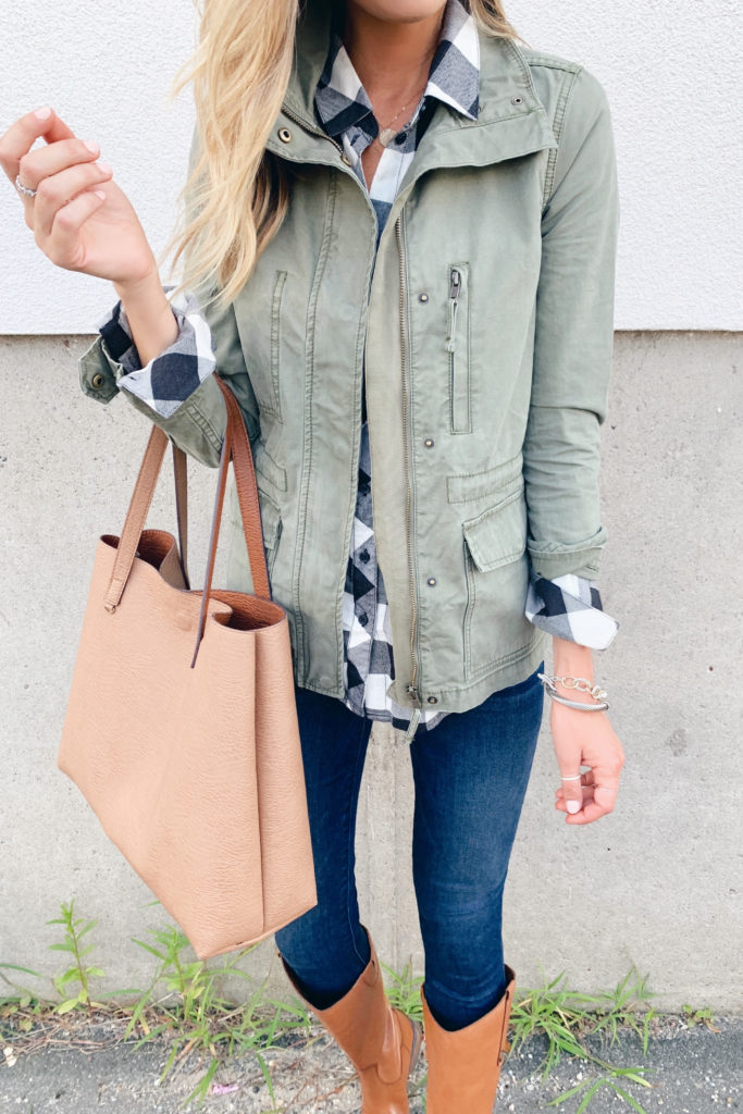 connecticut fashion blogger wearing fall capsule wardrobe pieces on pinteresting plans blog