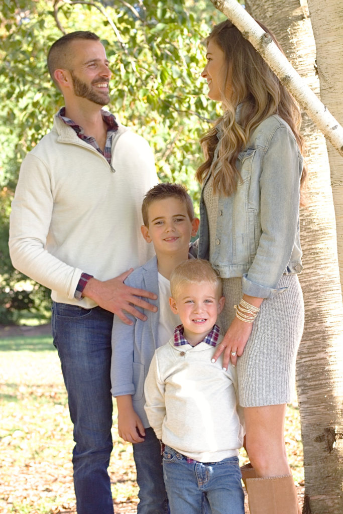 coordinating fall outfits for family outdoor pictures