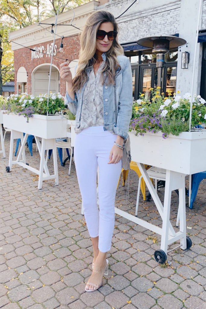 fashion blogger wearing nordstrom nydj pull on white ankly skinny jeans