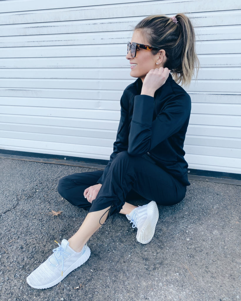 comfortable travel athleisure outfit idea on pinteresting plans blog