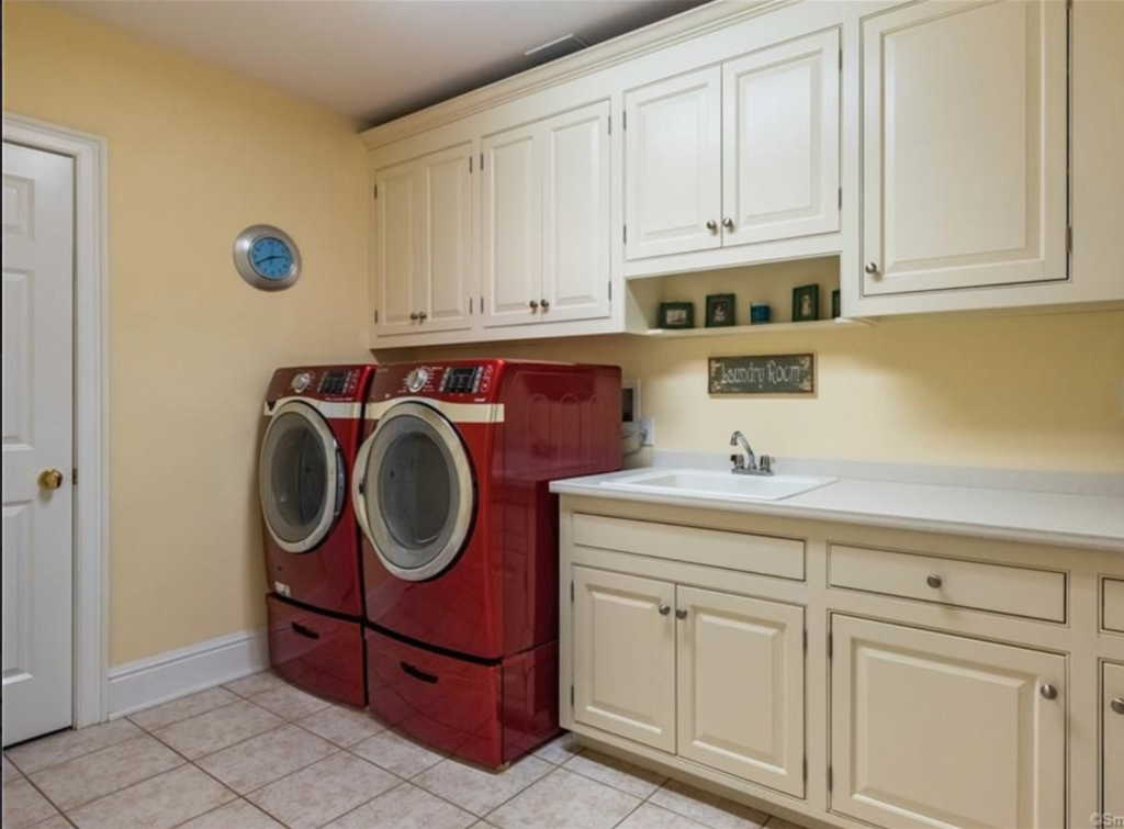 laundry room makeover with peel and stick tile - BEFORE PHOTO