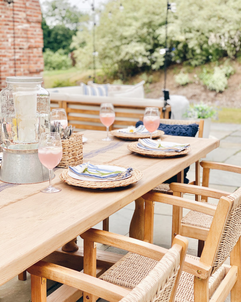 outdoor dining tablescape - coastal patio decor - pinteresting plans blog