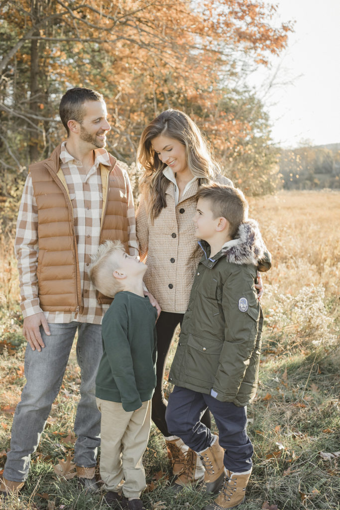 what to wear for outdoor fall family photos outdoors