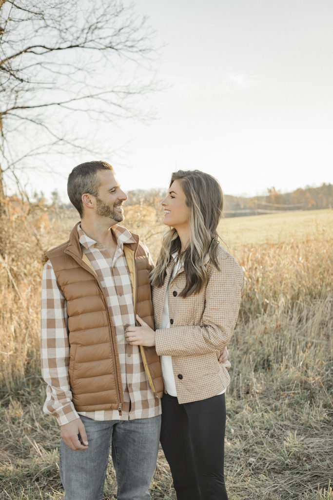 neutral fall outfit ideas for couples photos