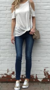 spring outfit ideas: knotted tee and jeans and sneakers