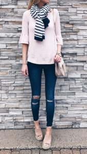 spring outfit ideas: pink ruffle sleeve top with jeggings and wedge sandals