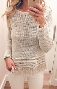 summer outfit ideas - fringe sweater with white skinny jeans