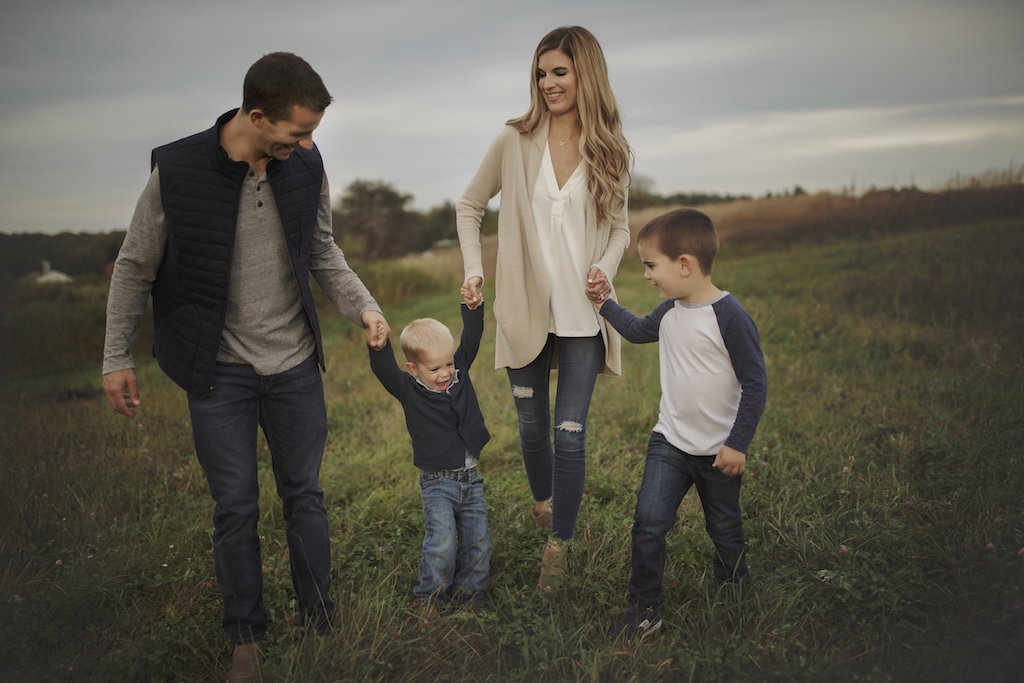 bookmark this! how to pick family photo shoot fashion for the while family.
