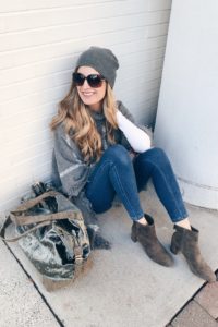 comfortable holiday airport outfits - turtleneck sweater poncho and slouchy beanie on pinterestingplans