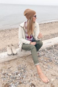 Fall Bucket list for families - cute Fall outfit with beanie on Pinteresting Plans fashion blog
