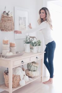 rachel moore of pinteresting plans lifestyle blog sharing favorite Fall home decor 2018