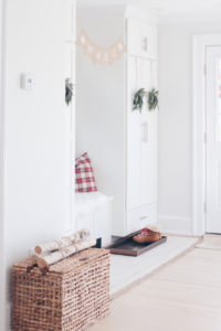 hoilday mudroom decor - jute runner and boot tray on pinteresting plans blog