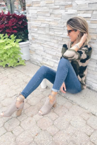 Fashion blogger wearing taupe heeled sandals - pinteresting plans blog