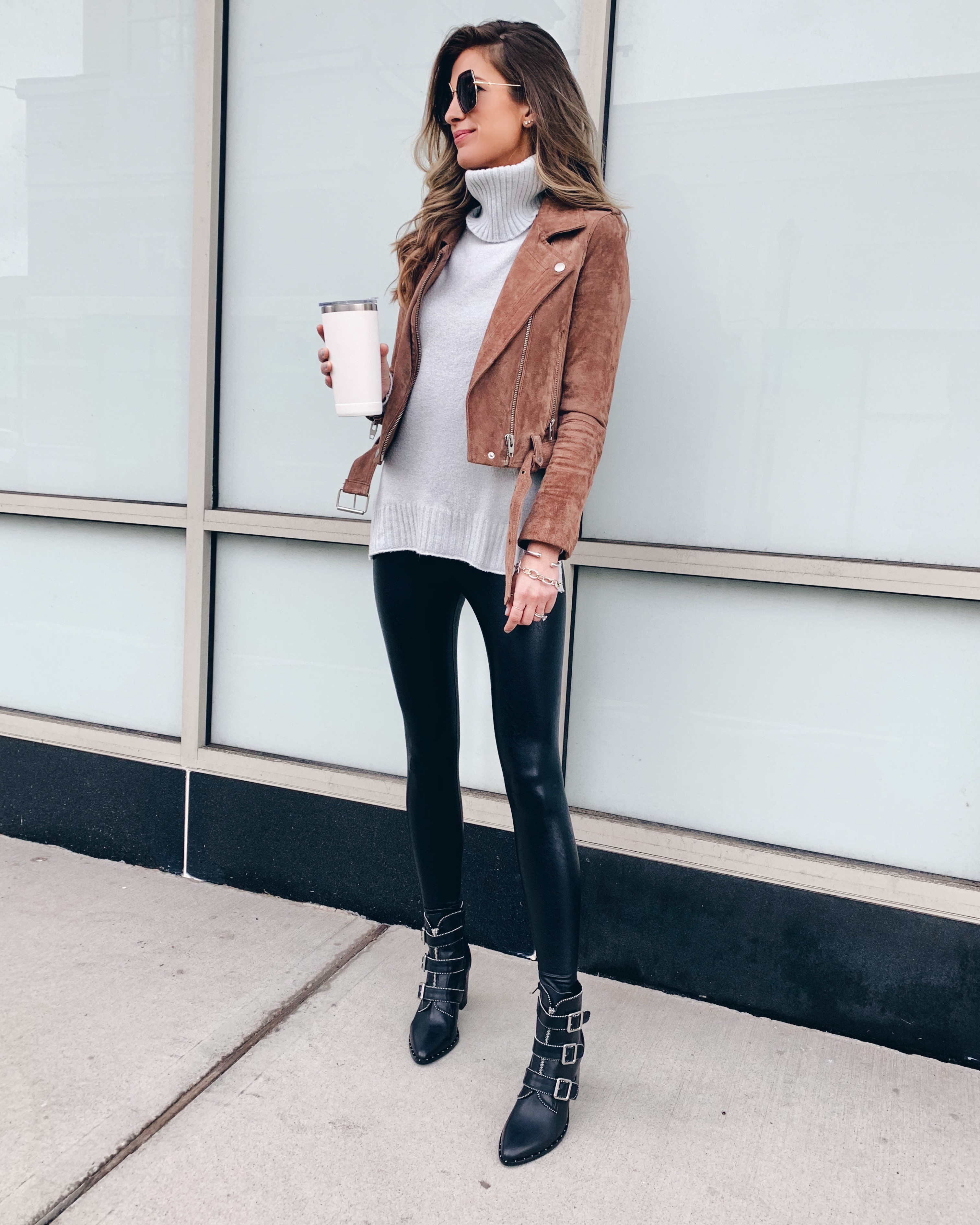 Grey Leggings with Black Leather Jacket Outfits (5 ideas & outfits)