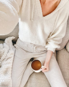cute comfy loungewear - spring casual outfit for moms