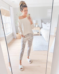 comfortable loungewear outfit idea for thanksgiving 2020