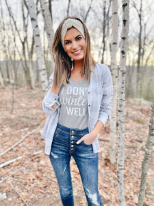 cute graphic tee outfit with button fly jeans