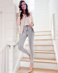 blush pink blazer with skinny jeans outfit